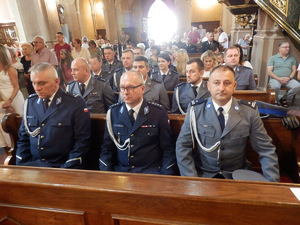 policjanci podczas mszy świętej