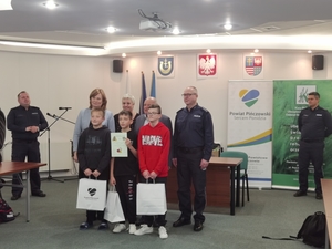 Zwycięzcy konkursu podczas wręczenia nagród od Komendanta Powiatowego Policji w Pińczowie i wicestarosty Gminy Pińczów.