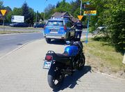 policjant, radiowóz i motocykl